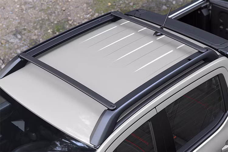 Thanh thể thao cho phép người lái dễ dàng điều chỉnh 5 vị trí chỉ bằng một tay. Trang bị này đáp ứng mọi nhu cầu chuyên chở, kể cả vật dụng có kích thước lớn thậm chí tương đương chiều dài của xe như kayak và ván chèo, giúp người dùng có thể tham gia hoạt động thể thao dưới nước thú vị.