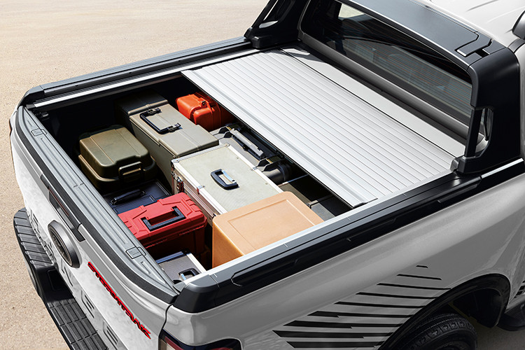 Ngoài ra, Ford Ranger Stormtrak ngập tràn công nghệ kết nối thông minh như hệ thống SYNC 4A điều khiển bằng giọng nói, kết nối Apple CarPlay® và Android Auto™ không dây, ứng dụng FordPass, hệ thống âm thanh 6 loa, tính nặng sạc không dây cùng nhiều cổng USB, sạc 12V và ổ cắm điện 230V (400W).