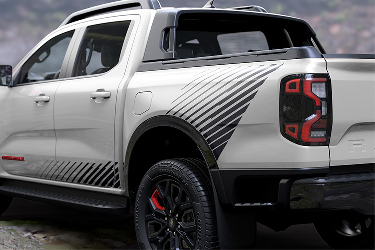 Ford Ranger Stormtrak tại Việt Nam được trang bị hệ thống giá đỡ đa năng thông minh. Đây là trang bị độc đáo hứa hẹn để lại ấn tượng lớn với những người ưa thích mạo hiểm và hành trình khám phá. Hệ thống giá nóc và thanh thể thao linh hoạt trên Stormtrak có thể chịu tải trọng động 80 kg và tải trọng tĩnh 250 kg.