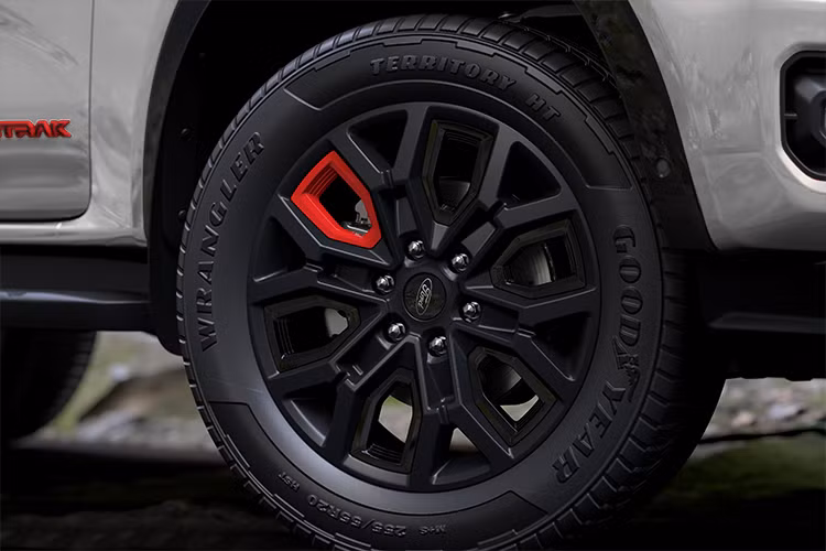 Để đáp ứng cả hai điều kiện di chuyển on-road và off-road, Ranger Stormtrak được trang bị động cơ diesel Bi-Turbo 2.0L sản sinh công suất tối đa 210 PS và mô-men xoắn 500Nm, đi kèm hệ dẫn động 4 bánh. Hộp số tự động 10 cấp điện tử (e-Shifter) được thừa hưởng từ Ranger Raptor cung cấp khả năng tăng tốc và chuyển số mượt mà.