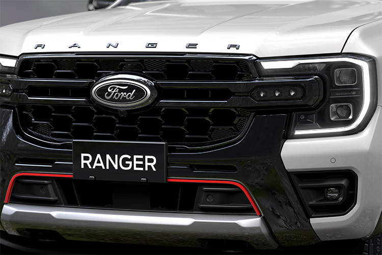 Phần đầu xe gây ấn tượng khi có các đèn trợ sáng nằm trên thanh trang trí giữa lưới tản nhiệt giúp cải thiện tầm nhìn ở nhiều điều kiện thời tiết khác nhau, đặc biệt hữu ích khi lái xe vào ban đêm.