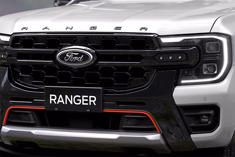 Phần đầu xe gây ấn tượng khi có các đèn trợ sáng nằm trên thanh trang trí giữa lưới tản nhiệt giúp cải thiện tầm nhìn ở nhiều điều kiện thời tiết khác nhau, đặc biệt hữu ích khi lái xe vào ban đêm.