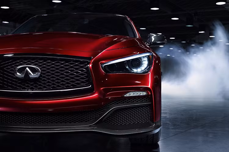 Eau Rouge Concept được giới thiệu lần đầu năm 2013 và nó ngay lập tức thu hút vô số sự quan tâm vì "trái tim" V6 3.8 lít tăng áp kép của Nissan GT-R cho sức mạnh 568 mã lực.