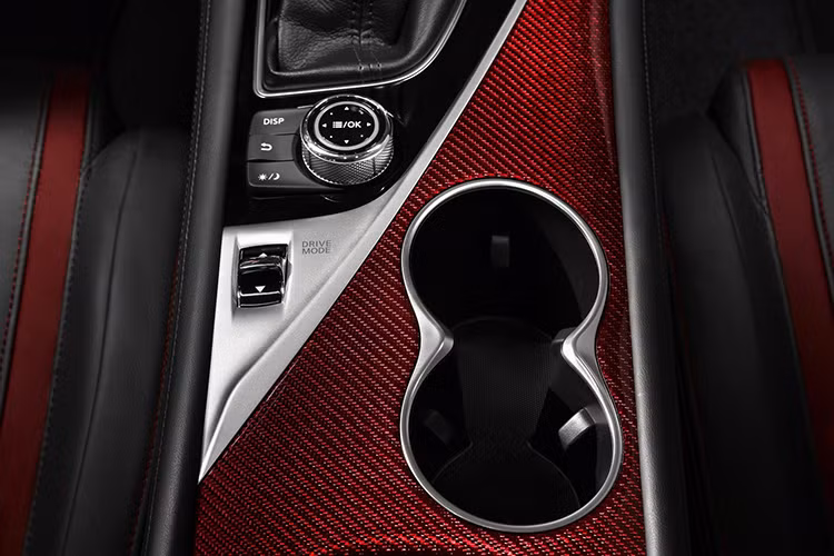 Điểm nổi bật nhất mà Eau Rouge có được chính là xe được trang bị động cơ 6 xi-lanh 3.8 lít tăng áp turbo kép của chiếc Nissan GT-R.