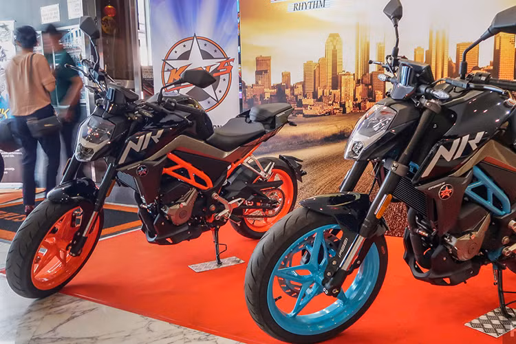 Mẫu xe máy Tàu nhái KTM này mang tên CFMoto 250 NK 2019, được sản xuất tại Trung Quốc vừa chính thức ra mắt tại thị trường Malaysia. Xe có hai phiên bản gồm bản tiêu chuẩn có giá 12.800 RM (tương đương 72,1 triệu đồng) và 250 NK SE với giá 13.800 RM (tương đương 77,8 triệu đồng), có thêm ABS và màn hình TFT-LCD.