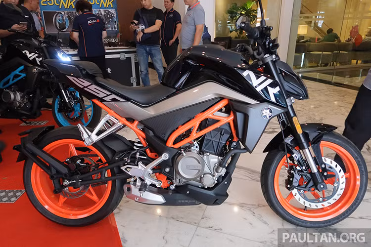 Có thể thấy, các nét thiết kế trên xe máy CFMoto 250 NK khá giống với mẫu KTM Duke của hãng xe Áo. Toàn bộ các phiên bản của 250NK đều sử dụng công nghệ chiếu sáng dạng LED cùng bộ khung lưới mắt cáo bằng thép tương tự như trên mẫu xe của KTM.