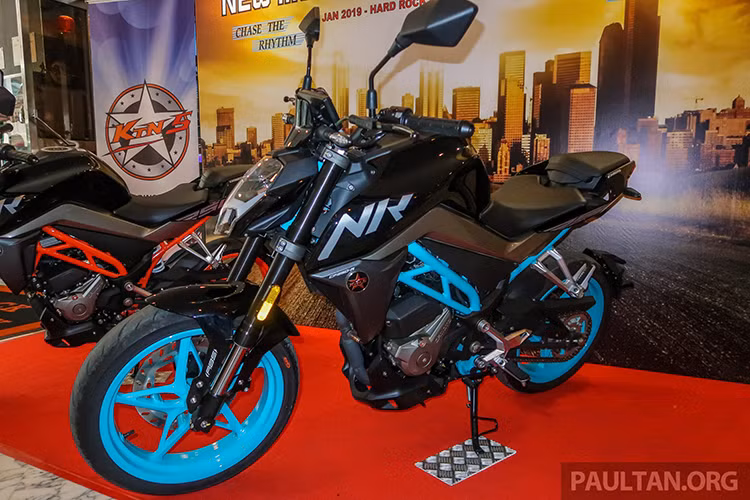 Với mức giá chỉ từ 3.112 USD (tương đương hơn 72 triệu đồng), CFmoto 250 NK 2019 được xem là rẻ hơn khá nhiều so với một chiếc KTM Duke 200 hay KTM Duke 390 chính hãng đang bán ra tại một số thị trường, trong đó có cả Việt Nam.
