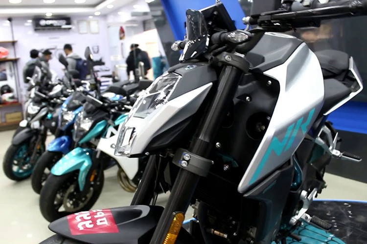 Hệ thống treo trên xe bao gồm phuộc hành trình ngược USD phía trước và phuộc đơn monoshock có thể điều chỉnh nằm phía sau. Xe được trang bị vành đúc hợp kim đa chấu thể thao kích thước 17inch với lốp trước sau có kích thước lần lượt là 110/70 và 140/60.