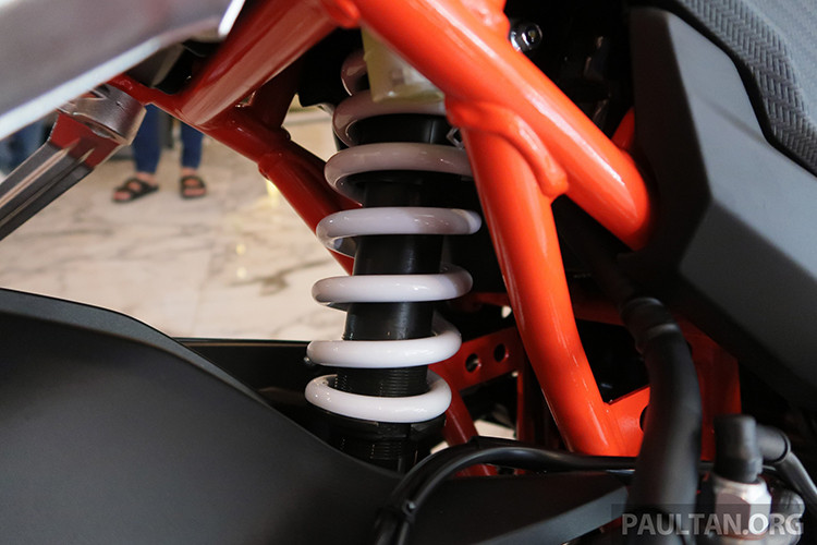 Chiều dài cơ sở của mẫu xe nhái CFMoto 250 NK mang thương hiệu Trung Quốc này là 1.360mm, chiều cao yên ở mức 795 mm phù hợp với nhưng người có chiều cao trung bình khoảng 1m70. Bình xăng mang dung tích 12,5 lít cùng khối lượng xe hợp lý là 151 kg.