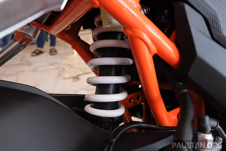 Chiều dài cơ sở của mẫu xe nhái CFMoto 250 NK mang thương hiệu Trung Quốc này là 1.360mm, chiều cao yên ở mức 795 mm phù hợp với nhưng người có chiều cao trung bình khoảng 1m70. Bình xăng mang dung tích 12,5 lít cùng khối lượng xe hợp lý là 151 kg.