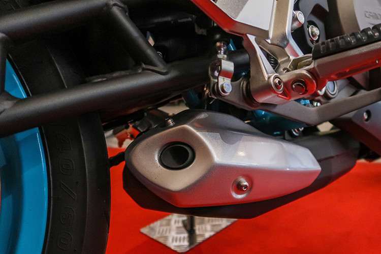 Mẫu xe CFmoto 250 NK 2019 này được trang bị động cơ xy-lanh đơn, làm mát bằng chất lỏng, dung tích 250cc cho mô-men xoắn đạt 22 Nm tại 7.500 vòng/phút, vơi động cơ sử dụng côn tay có thể cho sức mạnh khoảng 20 mã lực khi chưa được công bố chính thức.