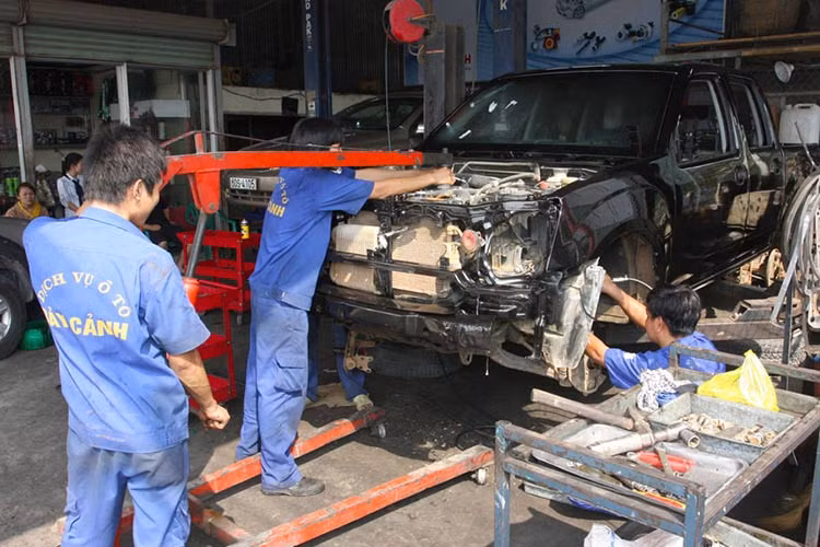 Sửa chữa và bảo hành xe tại cơ sở không đủ tiêu chuẩn hay phụ tùng thay thế không rõ nguồn gốc, phớt lờ những phụ tùng chính hãng cũng là các yếu tố quan trọng nên lưu ý trong khi bảo dưỡng xe. Đối với những tín đồ yêu thích độ xe nên lưu ý, khi nâng cấp không được quá giới hạn tối đa theo thông số của nhà sản xuất.