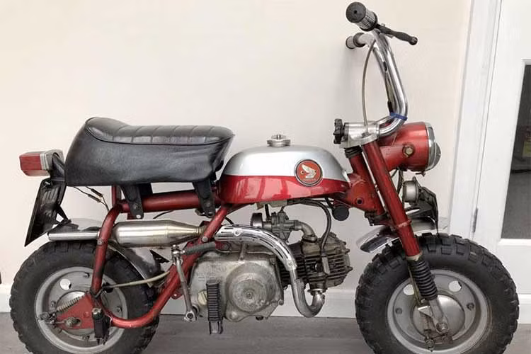 Thương hiệu Honda bắt đầu sản xuất mẫu "xe khỉ" mang trên mình động cơ 49cc cùng bộ ghi đông cao và thẳng này vào năm 1968. Ở thời điểm đó, đây là mẫu xe tạo nên được tiếng vang lớn cho hãng xe máy Nhật Bản.