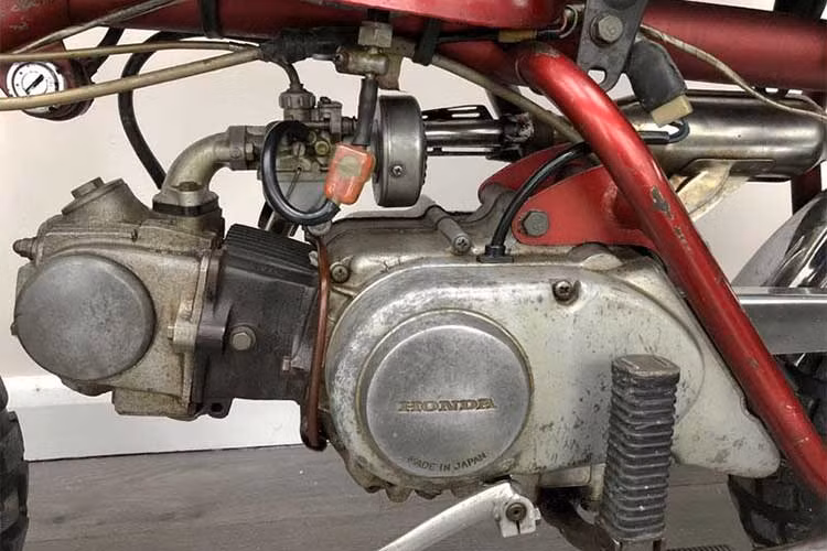 Tên gọi Monkey "xe khỉ" của dòng xe máy 50cc nhà Honda xuất phát từ việc do sở hữu kích thước rất nhỏ nên một người lớn ngồi trên xe sẽ có tư thế ngồi giống những chú khỉ lái xe hai bánh trong rạp xiếc.