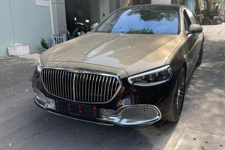 Sức mạnh của Mercedes-Maybach S680 được truyền tới bánh thông qua hộp số tự động 9 cấp và hệ dẫn động 4 bánh toàn thời gian 4Matic, nhờ đó, xe có thể tăng tốc từ vị trí xuất phát lên 96 km/h trong thời gian 4,4 giây trước khi đạt vận tốc tối đa bị giới hạn điện tử là 209 km/h.