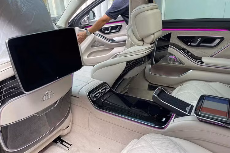 Mercedes-Maybach S680 có thiết kế ngoại hình hoàn toàn mới với đèn pha là điểm nhấn, các thanh lưới tản nhiện dạng nan mạ crôm nằm dọc, bộ vành hợp kim đa chấu riêng, đèn hậu mới, logo V12 bên sườn hay logo Maybach cột C và tay nắm cửa của xe có thể bật lên, thụt xuống.