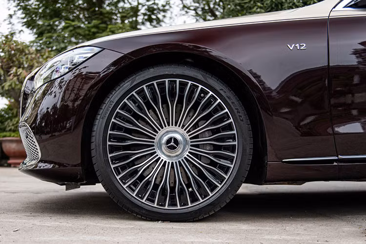 Mức giá bán của dòng xe siêu sang Mercedes-Maybach S680 chính hãng sẽ là 15,99 tỷ đồng, đã bao gồm thuế VAT nhưng chưa tính lựa chọn của khách hàng từ màu sơn, nội thất và tất nhiên là chi phí lăn bánh.