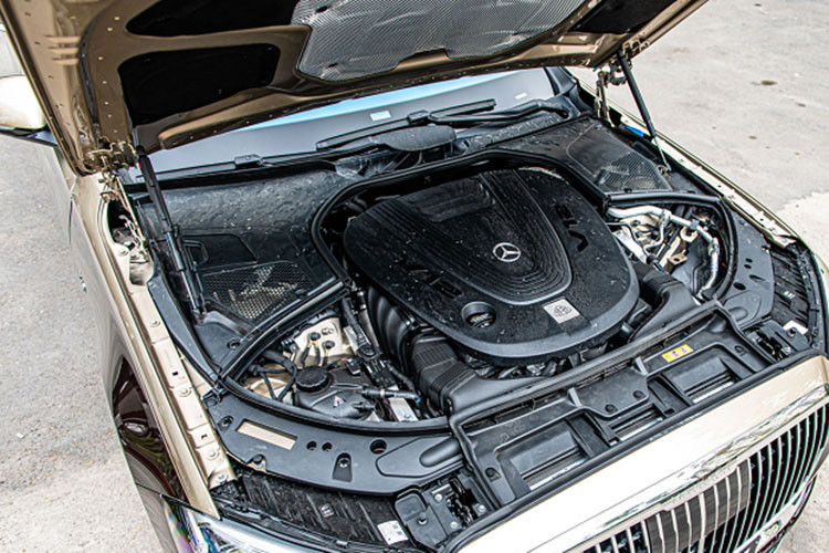 Ngoài ra, mẫu xe siêu sang Mercedes-Maybach S680 2022 còn có ghế ngồi bọc da khâu hình quả trám, dàn loa Burmester 4D và hệ thống giải trí MBUX, đi kèm 2 màn hình 11,6 inch cũng như máy tính bảng. Ly uống champagne mạ bạc và tủ lạnh nhỏ...