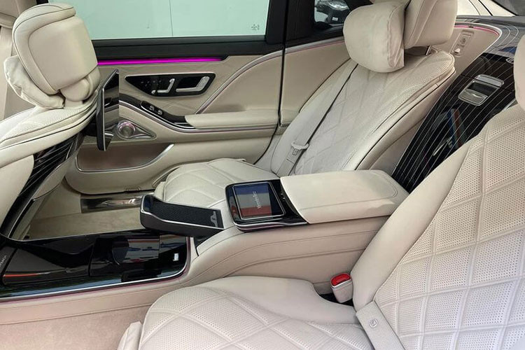Nội thất mới là "át chủ bài" để dòng xe Mercedes-Maybach S680 2022 "moi tiền" các khách hàng với chất liệu da Nappa cao cấp xuất hiện ở khắp mọi nơi, logo Maybach phát sáng trên bậc cửa, mùi hương dành riêng cho xe siêu sang Mercedes-Maybach S-Class, bộ bàn đạp và còn được trang bị các chi tiết ốp gỗ Designo.