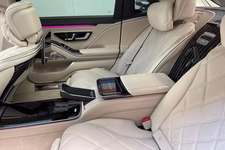 Nội thất mới là "át chủ bài" để dòng xe Mercedes-Maybach S680 2022 "moi tiền" các khách hàng với chất liệu da Nappa cao cấp xuất hiện ở khắp mọi nơi, logo Maybach phát sáng trên bậc cửa, mùi hương dành riêng cho xe siêu sang Mercedes-Maybach S-Class, bộ bàn đạp và còn được trang bị các chi tiết ốp gỗ Designo.