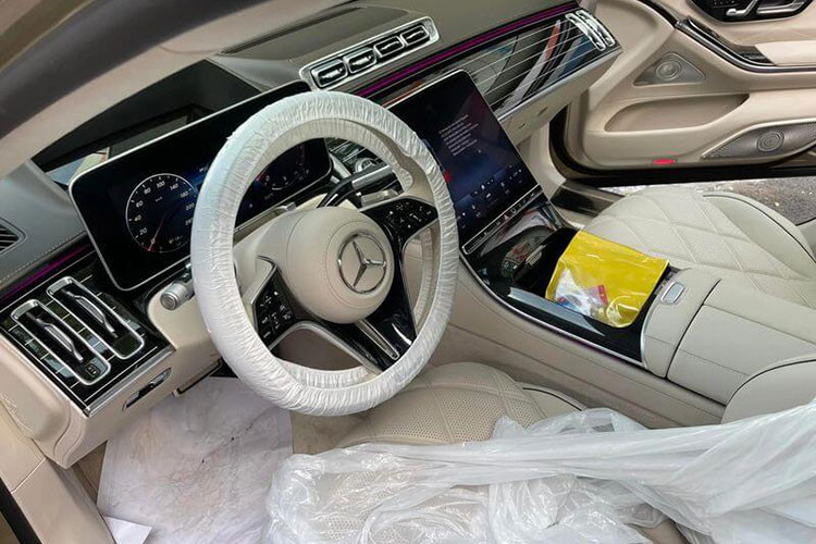 Hiện số lượng xe siêu sang Mercedes-Maybach S680 được nhập về nước theo diện không chính hãng có thể đã trên 8 xe, trong đó, chiếc Mercedes-Maybach S680 đầu tiên lộ ảnh là vào cuối năm ngoái, xe mang bộ áo 2 tông rất đặc trưng trên dòng Mercedes-Maybach S-Class thế hệ mới là màu đỏ Rubelliot và kết hợp với đó là nửa thân trên xe mang màu vàng Kalahari cá tính.