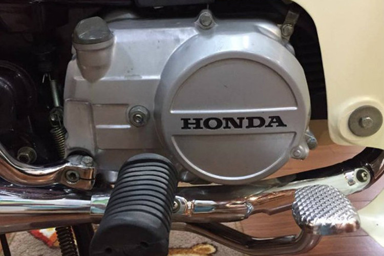 Khối động cơ 1 xi-lanh, 4 kỳ SOHC của Honda Dream có kết cấu đơn giản, dễ sửa chữa và cực kỳ bền bỉ, với dung tích thực 97 cc, đạt công suất tối đa 8 mã lực và mô-men xoắn cực đại 8,1 Nm. Xe được trang bị hộp số vòng 4 cấp. Bên dưới gầm xe, thân máy và cần khởi động của chiếc xe cho thấy chủ nhân ít sử dụng.