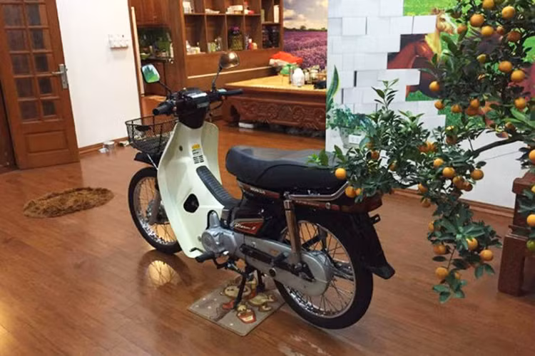 Hưng Sắt là biệt danh một tay chơi xe "khét tiếng" tại Đông Anh, Hà Nội. Anh từng được biết là chủ nhân của chiếc Honda Dream II để trong tủ kính gây xôn xao cộng đồng mạng trong thời gian qua. Ngoài ra, vị đại gia này cũng sở hữu khá nhiều mẫu ôtô và xe máy mang biển khủng như; tứ quý, ngũ quý... được nhièu người biết đến. 