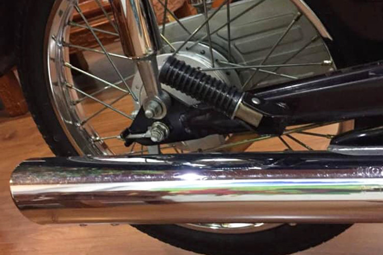 Trên ốc phuộc sau của chiếc xe vẫn còn nguyên bản, chứng tỏ nó chưa từng được tháo phuộc ra để sửa chữa. Tương tự, xích sau vẫn chưa tăng một lần nào. Hệ thống phanh cơ của chiếc xe cũng chưa được chủ nhân tăng lên, moay-ơ sau vẫn còn nguyên lớp mạ của nhà sản xuất.