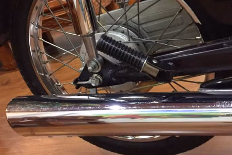 Trên ốc phuộc sau của chiếc xe vẫn còn nguyên bản, chứng tỏ nó chưa từng được tháo phuộc ra để sửa chữa. Tương tự, xích sau vẫn chưa tăng một lần nào. Hệ thống phanh cơ của chiếc xe cũng chưa được chủ nhân tăng lên, moay-ơ sau vẫn còn nguyên lớp mạ của nhà sản xuất.