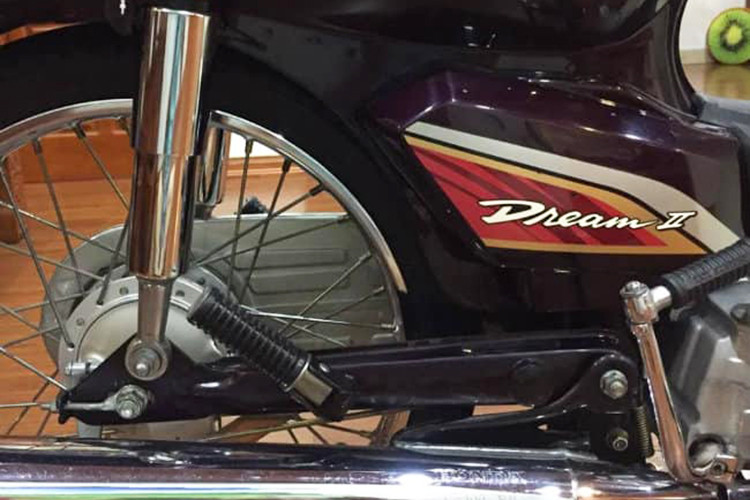 Yên xe nguyên bản của chiếc Honda Dream II Thái Lan này vẫn còn giữ "phom" đầy đặn do mút cao su không bị lão hóa và phần khung yên bằng sắt chắc chắn. Bộ tem Dream II đời 2002 vẫn nguyên dạng. Ngoài yên xe, phần đèn hậu và tay xách thâm chí là miếng lót cao su của chiếc xe vẫn còn trong tình trạng nguyên bản, còn mới.