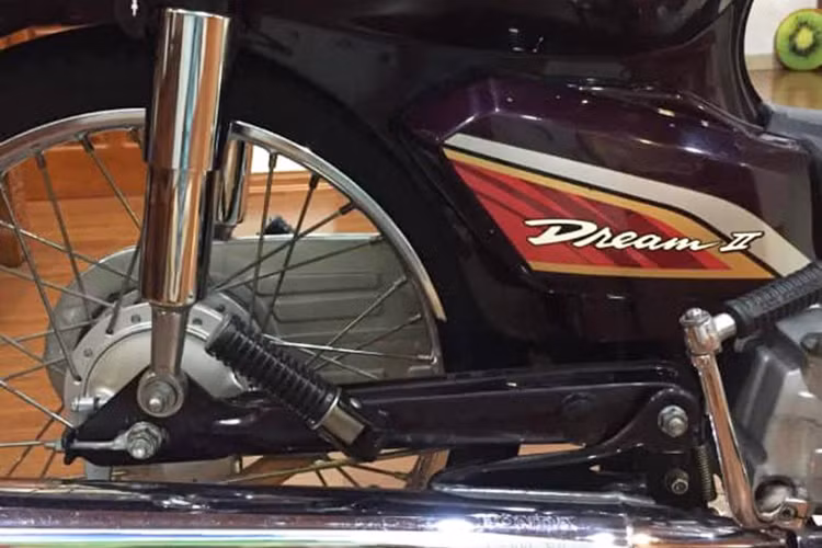 Yên xe nguyên bản của chiếc Honda Dream II Thái Lan này vẫn còn giữ "phom" đầy đặn do mút cao su không bị lão hóa và phần khung yên bằng sắt chắc chắn. Bộ tem Dream II đời 2002 vẫn nguyên dạng. Ngoài yên xe, phần đèn hậu và tay xách thâm chí là miếng lót cao su của chiếc xe vẫn còn trong tình trạng nguyên bản, còn mới.