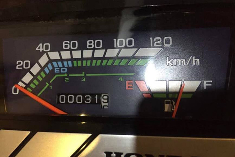 Từng chi tiết kim loại, sơn trên xe vẫn còn giữ được ánh sáng lấp lánh, không bị xỉn màu theo thời gian như những xe hoạt động nhiều. Thậm chí ở một vài nơi, dấu vành đánh giáp lai giữa các chi tiết bắt ốc cũng còn nguyên, chứng tỏ những bộ phận này chưa từng bị "đụng chạm". Đồng hồ công tơ mét của xe cũng báo nó chỉ mới chạy được 31km.