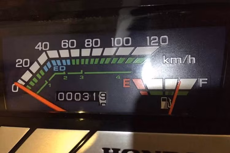 Từng chi tiết kim loại, sơn trên xe vẫn còn giữ được ánh sáng lấp lánh, không bị xỉn màu theo thời gian như những xe hoạt động nhiều. Thậm chí ở một vài nơi, dấu vành đánh giáp lai giữa các chi tiết bắt ốc cũng còn nguyên, chứng tỏ những bộ phận này chưa từng bị "đụng chạm". Đồng hồ công tơ mét của xe cũng báo nó chỉ mới chạy được 31km.