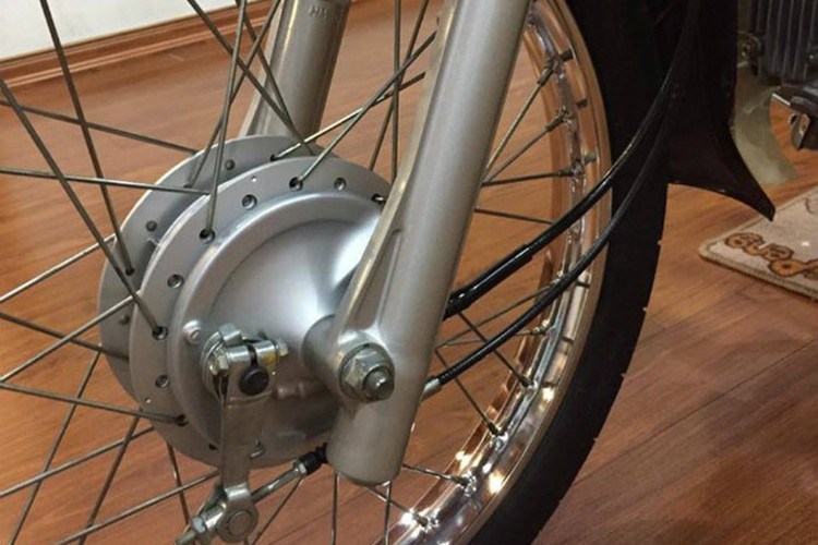 Ở phía trước của chiếc xe Dream II Thái Lan này, từ cặp phuộc tới moay-ơ và bộ lốp căm của chiếc xe vẫn còn như mới, chưa từng được tháo ra lần nào. Lốp trước cũng là lốp theo xe và được sản xuất bởi hãng phụ tùng Inoue của Thái Lan. Trong khi đó, cặp vành được sản xuất bởi Siam Goshi - hệ thống ống xả nguyên bản đời 1985 vẫn còn sáng bóng.