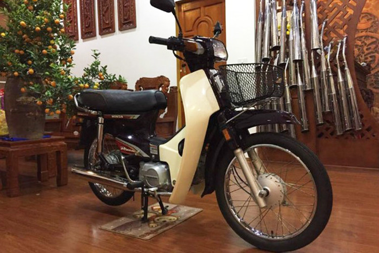 Mới đây, trên mạng xã hội bất ngờ xuất hiện một chiếc xe máy Honda Dream II Thái Lan "tem lửa" đời 2002 mới cáu cạnh. Đáng chú ý là mức giá nó được "sang tên" là 8 cây vàng (tương đương khoảng 300 triệu đồng). Được biết, chiếc xe này của đại gia Hưng Sắt ở Đông Anh mua về từ một người sưu tầm ở Vĩnh Long.