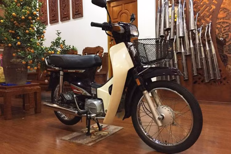 Mới đây, trên mạng xã hội bất ngờ xuất hiện một chiếc xe máy Honda Dream II Thái Lan "tem lửa" đời 2002 mới cáu cạnh. Đáng chú ý là mức giá nó được "sang tên" là 8 cây vàng (tương đương khoảng 300 triệu đồng). Được biết, chiếc xe này của đại gia Hưng Sắt ở Đông Anh mua về từ một người sưu tầm ở Vĩnh Long.