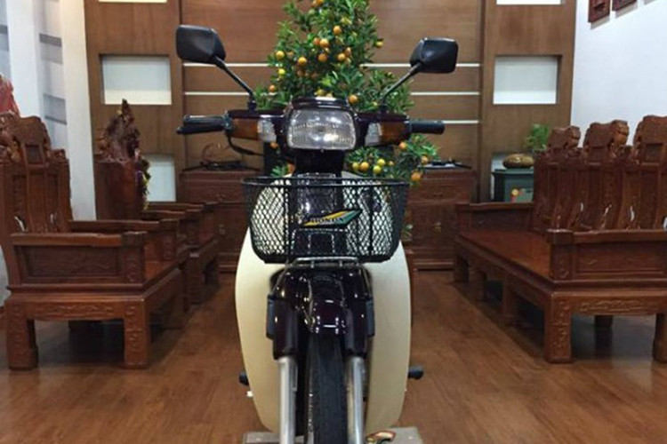 Theo quan sát thì đây là chiếc xe Honda Dream II đời 2002 "tem lửa", đầu máy 51 trong tình trạng khá mới. Xe còn đủ theo các phụ kiện như gương chiếu hậu, giỏ phía trước mà dân chơi xe máy Honda thời điêmr thập niên 90 vẫn thường hay hay tếu táo gọi với câu "xế nổ 2 xẻng 1 sọt".