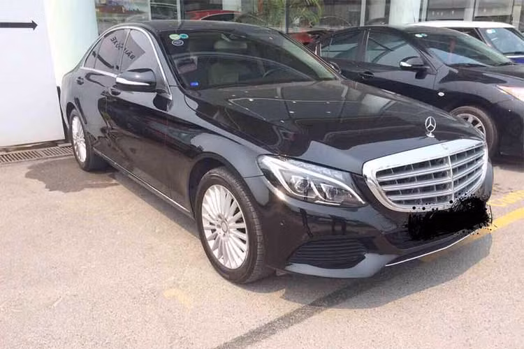 Mercedes-Benz C-Class từng được giới thiệu ra thị trường Việt Nam từ tháng 11/2014 với 3 phiên bản. Trong đó, bản C250 Exclusive được bán với giá 1,559 tỷ đồng, thấp hơn bản C250 AMG và cao hơn bản C200. Sau khi hoàn thành mọi thủ tục và ra biển trắng Hà Nội, mẫu xe sang Mercedes-Benz C250 Exclusive 2015 có giá khoảng 1,77 tỷ đồng.