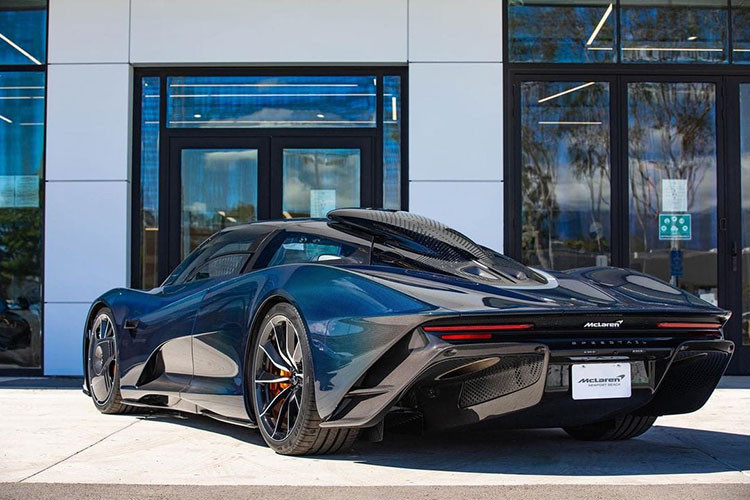McLaren Speedtail sở hữu cửa cánh bướm và người lái có thể mở cửa thông qua nút bấm trên chìa khóa tương tự như Koenigsegg Regera của Hoàng Kim Khánh. Hiện dòng siêu xe McLaren Speedtail đã kết thúc vòng đời khi chiếc xe cuối cùng mang tên McLaren Speedtail "Albert" đã xuất hiện theo đơn đặt hàng của đại lý McLaren Beverly Hills.