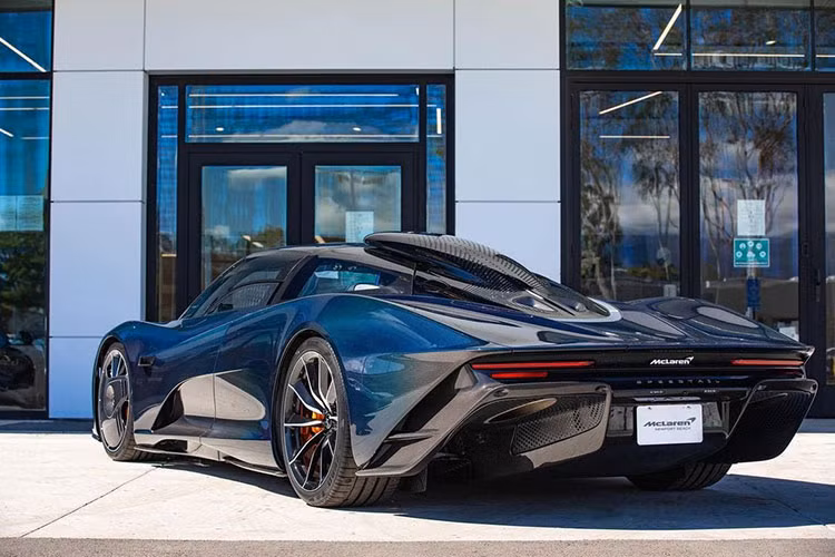 McLaren Speedtail sở hữu cửa cánh bướm và người lái có thể mở cửa thông qua nút bấm trên chìa khóa tương tự như Koenigsegg Regera của Hoàng Kim Khánh. Hiện dòng siêu xe McLaren Speedtail đã kết thúc vòng đời khi chiếc xe cuối cùng mang tên McLaren Speedtail "Albert" đã xuất hiện theo đơn đặt hàng của đại lý McLaren Beverly Hills.
