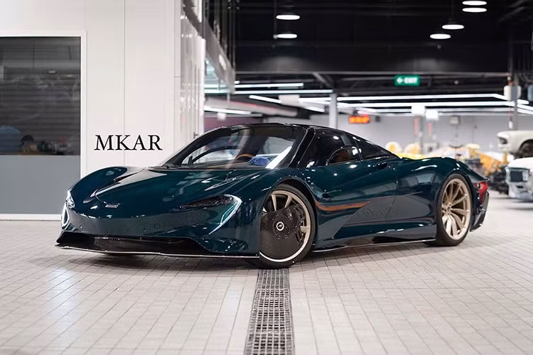 Nói đến sự độc đáo của McLaren Speedtail phải kể đến khoang lái 3 chỗ ngồi lấy ý tưởng từ huyền thoại McLaren F1, trong đó, ghế lại sẽ được đặt giữa, 2 bên sẽ là ghế phụ được đẩy ra sau để tạo sự độc đáo cho nội thất của xe McLaren Speedtail. Siêu phẩm McLaren Speedtail sử dụng gương kỹ thuật số nên chắc chắn không thể đăng ký biển số cũng như đăng kiểm để lưu thông tại Việt Nam.