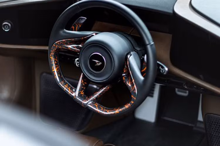 Giá xe McLaren dành cho phiên bản Speedtail chỉ từ 56 tỷ đồng lúc xuất xưởng nhưng hiện 1 số đại lý có xe sẵn để bán cho khách đang hét giá lên không dưới 3,6 triệu đô la, thậm chí có chiếc McLaren Speedtail được rao bán gần 5 triệu đô la.