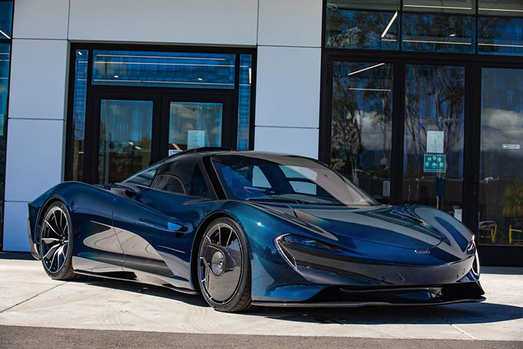 Siêu phẩm McLaren Speedtail sở hữu động cơ xăng V8, tăng áp kép, dung tích 4.0 lít, tạo ra công suất 746 mã lực và mô-men xoắn cực đại 799 Nm. Hai con số tương ứng của mô-tơ điện là 308 mã lực và 347 Nm. Hệ thống hybrid mang đến cho McLaren Speedtail tổng công suất tối đa 1.035 mã lực và mô-men xoắn cực đại 1.149 Nm.