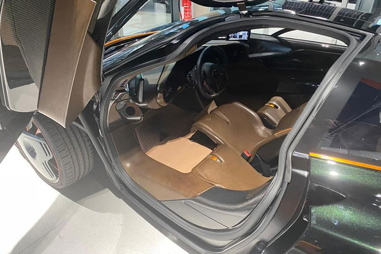 Trước đó, Minh "Nhựa" cùng từng chia sẻ về xe McLaren Elva, một siêu phẩm độc đáo khác không kém của hãng xe Anh quốc khi không có mui xe, không cửa sổ, không kính chắn gió trước/sau nhưng được tiết lộ sẽ có về đến Việt Nam sẽ là 143 tỷ đồng, dành cho xe có kính chắn gió, phù hợp với việc đăng ký biển số cũng như đăng kiểm ở trong nước.