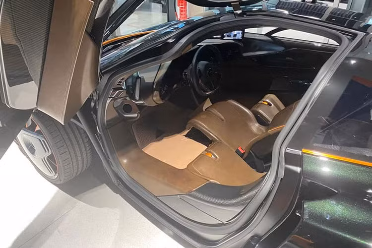 Trước đó, Minh "Nhựa" cùng từng chia sẻ về xe McLaren Elva, một siêu phẩm độc đáo khác không kém của hãng xe Anh quốc khi không có mui xe, không cửa sổ, không kính chắn gió trước/sau nhưng được tiết lộ sẽ có về đến Việt Nam sẽ là 143 tỷ đồng, dành cho xe có kính chắn gió, phù hợp với việc đăng ký biển số cũng như đăng kiểm ở trong nước.