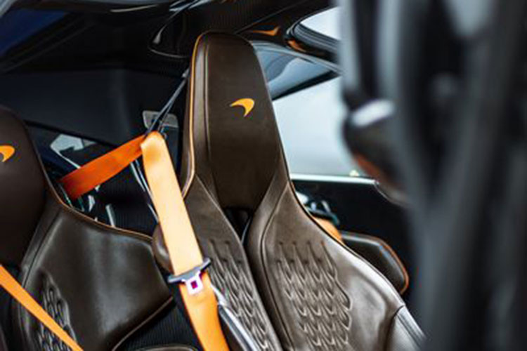 Siêu phẩm McLaren Speedtail được chào hàng đến đại gia Việt với giá 129 tỷ đồng có ngoại thất kết hợp 2 màu là xanh carbon và đen. Đây thực sự là bộ áo rất đỉnh cao trên các siêu xe trong năm 2021 cũng như 2022 này. Ngoài ra, xe còn có nhiều điểm nhấn màu cam rất đẹp mắt.