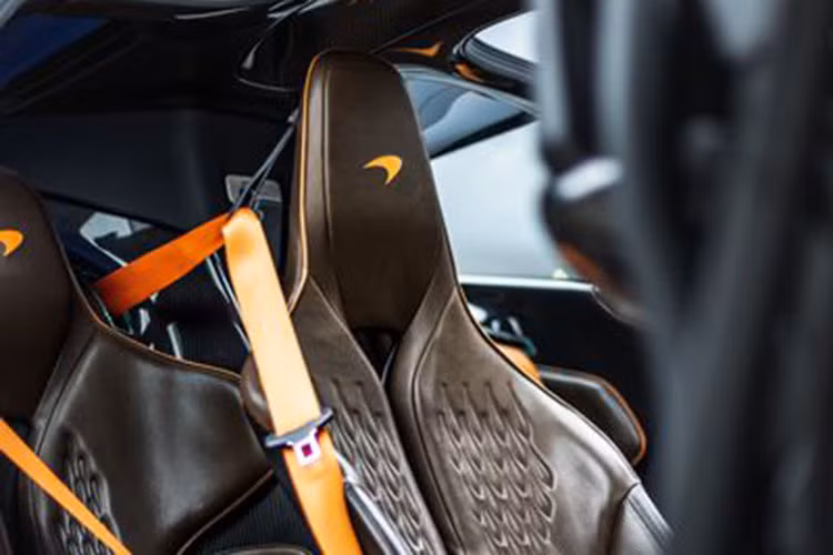 Siêu phẩm McLaren Speedtail được chào hàng đến đại gia Việt với giá 129 tỷ đồng có ngoại thất kết hợp 2 màu là xanh carbon và đen. Đây thực sự là bộ áo rất đỉnh cao trên các siêu xe trong năm 2021 cũng như 2022 này. Ngoài ra, xe còn có nhiều điểm nhấn màu cam rất đẹp mắt.