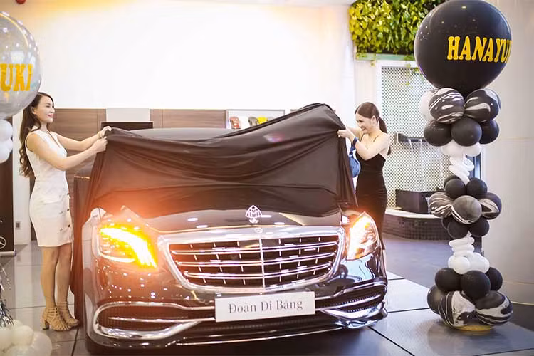 Được biết, đây là nữ doanh nhân đầu tiên tậu chiếc xe sang Mercedes-Maybach S450 4Matic 2018 màu xanh lục bảo tại Việt Nam. Đây cũng là phiên bản thấp nhất trong dòng sản phẩm xe siêu sang Mercedes-Maybach của S-Class 2018 sắp được giới thiệu ra thị trường trong năm nay.
