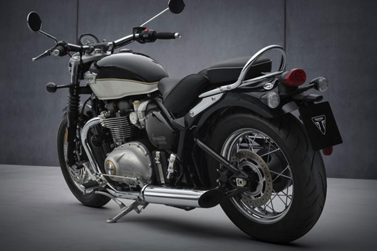 Theo đó, mẫu xe môtô Triumph Bonneville Speedmaster 2021 vẫn được giữ nguyên phong cách cổ điển tối giản, nhưng lại có thêm một số bổ sung giúp nhấn mạnh vẻ ngoài đặc trưng của dòng Speedmaster như lỗ gắn bugi bố trí bên thân máy, hộc chứa ắc quy đi kèm thanh chắn bằng thép không gỉ.