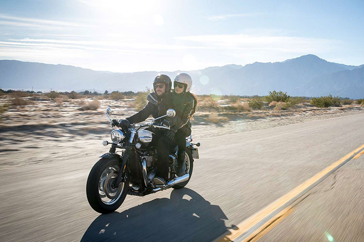 Tại Ấn Độ, Triumph Bonnevilel Speedmaster 2021 sẽ được bán ra với 3 tùy chọn màu sắc gồm Đen bóng, Trắng Đen và Đỏ. Giá xe Triumph Bonneville Speedmaster 2021 tại thị trường này được niêm yết ở mức 1.175.000 Rupee, tương đương khoảng 363 triệu đồng.